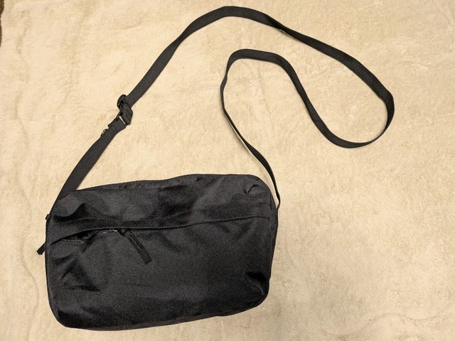 【無印良品 背面ポケット付き　撥水ショルダーバッグ】ショルダーストラップは長さ調節可能。長くすれば肩掛けバッグとしても使えます