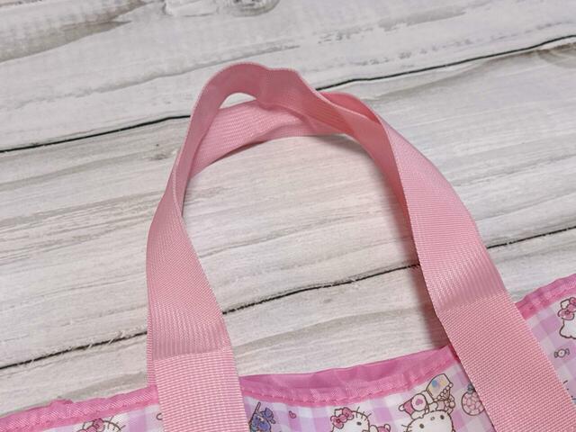 持ち手の長さは（約）65cm。長めなので肩がけも可能です