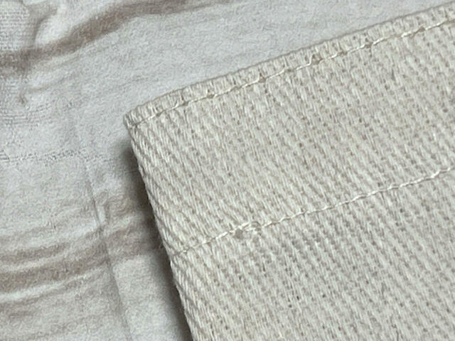 素材はポリエステル、綿。厚手のコットンキャンバス調の生地