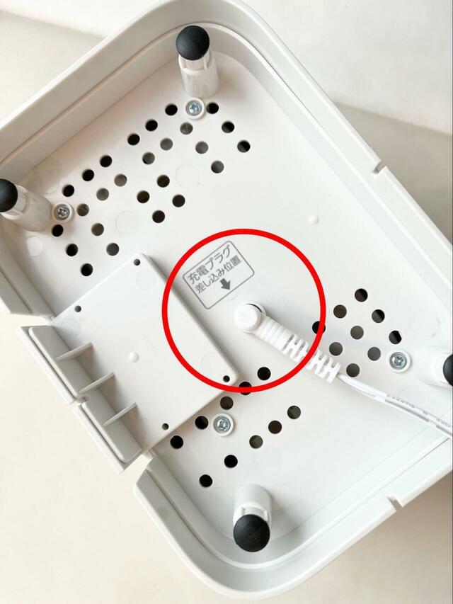 【アイリスオーヤマ ハンディリンサークリーナー】充電は、充電スタンドに付属のアダプターを付けるだけでOK