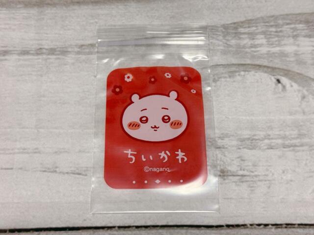 それぞれのキャラクターのお顔がフロントにプリントされたデザインで、上部にはお花、下部にはひらがなの「ちいかわ」ロゴ入りデザイン！『ちいかわ』×100円ショップ新作グッズ第8弾「ちいかわ B8ジッパー袋12P 2」