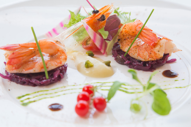 ベッラヴィスタ・ラウンジ シュリンプのスパイシーマリネと赤キャベツのストゥッファート 西洋ねぎとアーモンドのピュレと共に