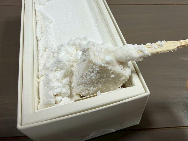 【いったつみとらどう 椰子の白わらび餅】ずっしりと重いわらび餅にはココナッツミルクが練り込まれています