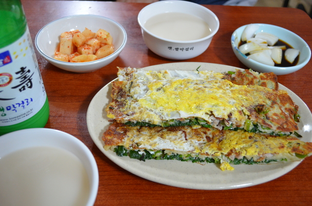 『元祖緑豆』のヘムルパジョン１００００ウォン。ネギたっぷりでヘルシー