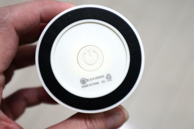 【3COINS マグネットスタンド防水スピーカー】ボタンは裏面にある電源のみ！音量調整や曲送り・戻しなどはスマホ側での操作が必要です