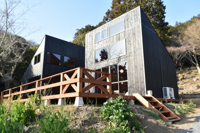 「スクエアーコテージ」は、キッチンとベッドルームが別の建物になっている