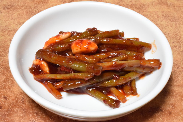 つきだしとして添えられるニンニクの芽の和え物は、あっさりしたタッコムタンのアクセントになり、ごはんも進む。『ファンピョンチッ』