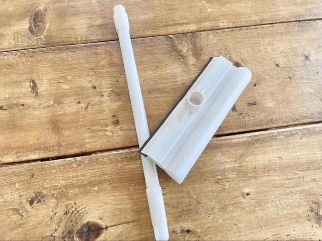 【セリア　窓ガラススポンジ＆スクィージー】取手とヘッド部分を接続するだけ