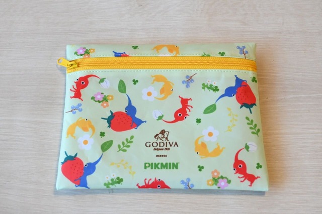 【「ゴディバ meets ピクミン」コレクション】ピクミンたちが裏表に総柄で描かれています♪