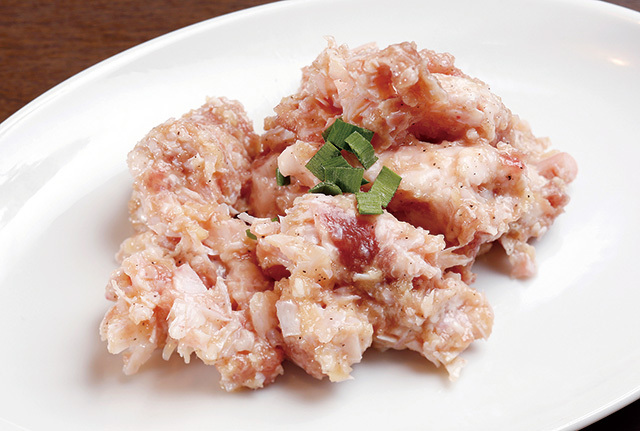 幸永 職安通り店（新宿） 豚骨タタキ 950円 豚のアバラ周りの肉を骨と一緒に叩いている。コリコリした歯応えが楽しい一品だ。