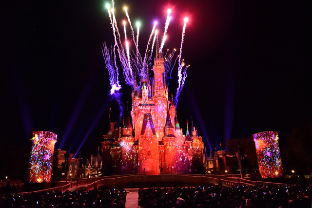 14:「ふしぎの国のアリス」の物語が音楽とともに展開 ©Disney