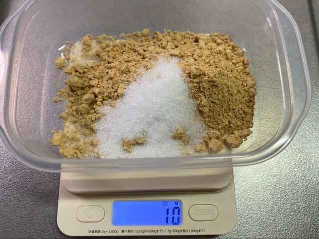 【ミスタードーナツ アレンジレシピ】きなこ20gとグラニュー糖10gを混ぜます