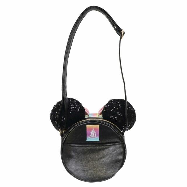 ショルダーバッグ 3,600円｜サイズ：長さ約29cm、（旗部分）縦約17×横約19cm (台座)直径約7cm｜東京ディズニーリゾート40周年“ドリームゴーラウンド”スペシャルグッズ｜発売日：2023年4月10日（月）｜販売店舗：東京ディズニーランド「グランドエンポーリアム」、東京ディズニーシー「エンポーリオ」