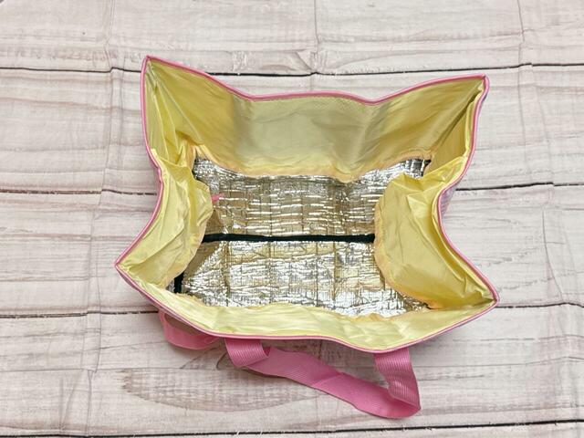 内側は保冷機能付きの裏地がついているので、お買い物に便利！