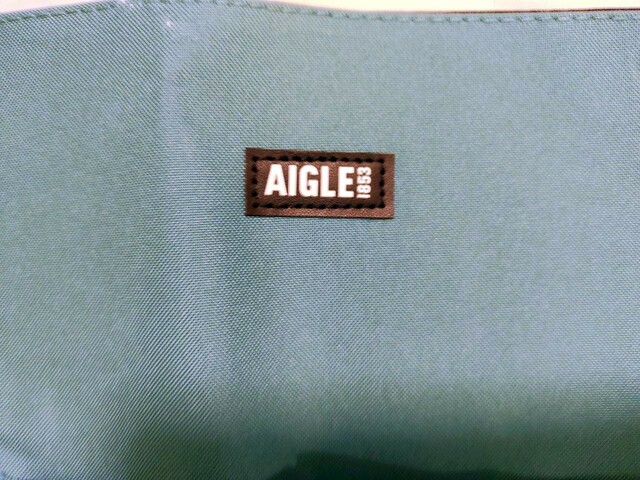 中央にはブランドロゴあり