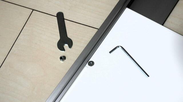 【山崎実業 tower 冷蔵庫横隠せるスライドスチールパネル】使用前に1カ所だけネジ留めが必要。パネルを引き出した際のストッパーになるネジをナットで固定します