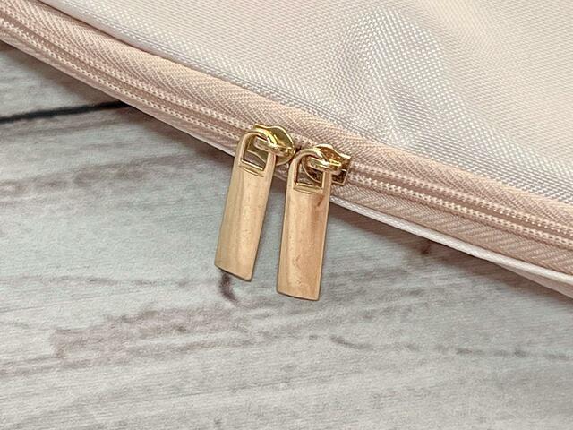 Wファスナー仕様。ファスナートップもゴールドなので、大人かわいさが増しますね！