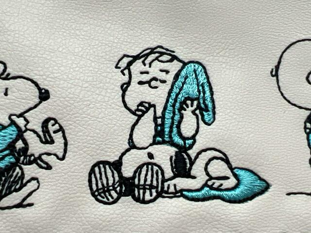 毛布が必需品のライナスの膝で眠るスヌーピー。見ているだけで癒されます♪