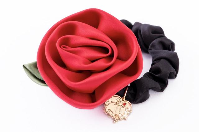 バラシュシュ 2,200円｜サイズ：バラφ50mm／リーフW22mm×H30mm｜劇団四季 ディズニーミュージカル『美女と野獣』東京ディズニーリゾート内舞浜アンフィシアター公演オリジナルグッズ