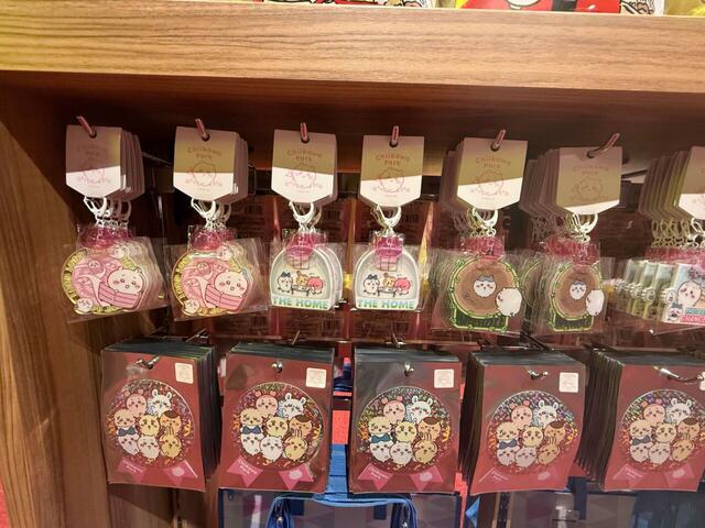 お土産にぴったりなオリジナルステッカーやキーホルダーも！