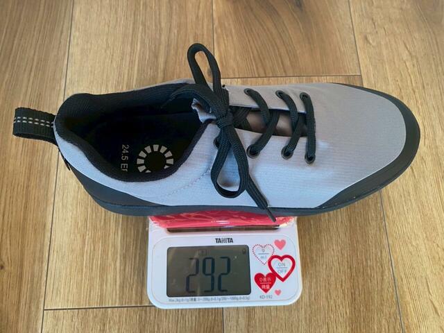 【ワークマン　ディアライト防水シューズ】24.5cmサイズ・片足で約292g（実測値）。履いてみると全く気にならない重さです