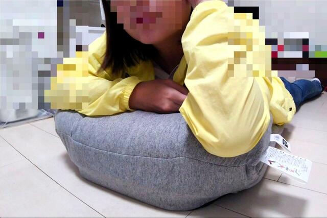 【ニトリ 枕になるコンパクト座椅子】うつぶせ時には特に、ソファにも劣らないふかふかさを感じます◎