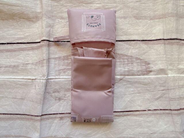 ポケットの中にエコバッグを畳んで収納できます！まずは縦に折りたたみます