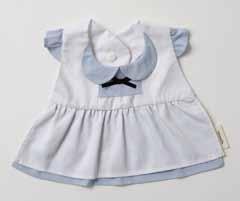 アリスに変身できるスタイ。黒リボンのヘアバンドとセットで3456円