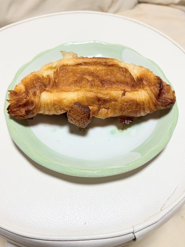 【セブン-イレブン　お店で焼いたサクサククロワッサン 】クロワッサンの裏側です。しっかりと焼き目がついています