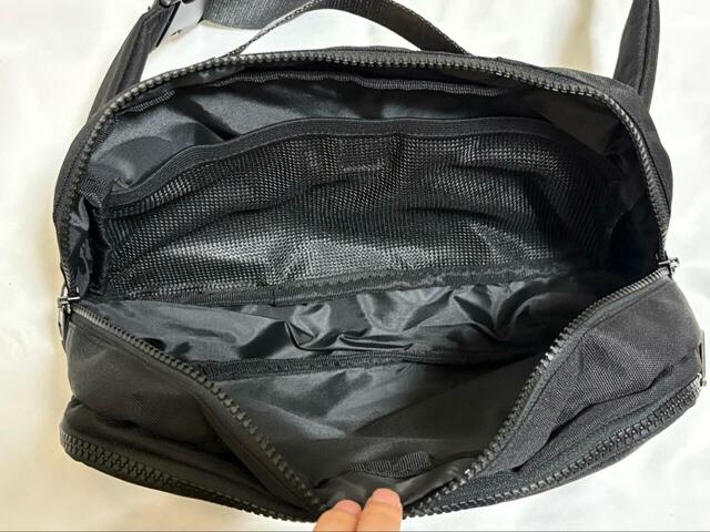 【ワークマン　ベーシックボディバッグ】生地、ファスナー、バックルも全てブラックで統一されています