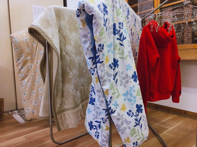 【カインズ オールステンレス製ふとん5枚干し】ピンチハンガーも掛けられます