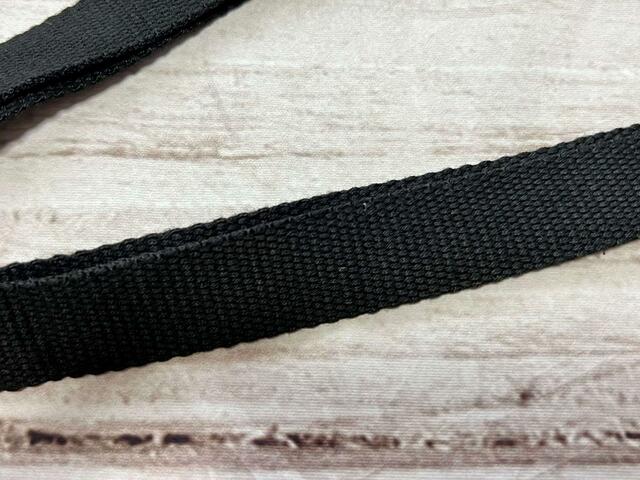 ハンドルはコットンのテープベルト。色はブラックです