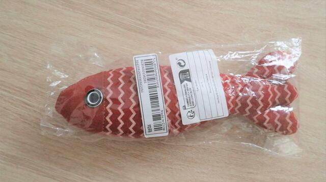 【SHEIN マタタビ入り魚のおもちゃ】体長（？）約20cmで、存在感のあるサイズ