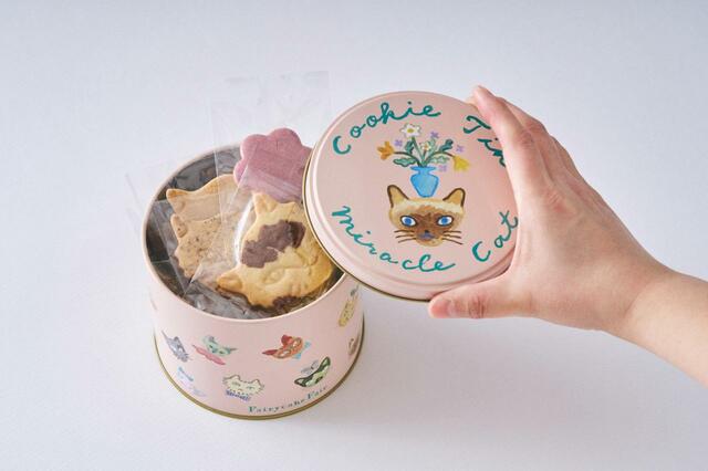 「Berry Miracle Cat Cookie Tin（神様のいたずらベリーネコクッキー缶）」＜税込価格：2,700円＞【『Fairycake Fair〈フェアリーケーキフェア〉の特別限定アイテム』