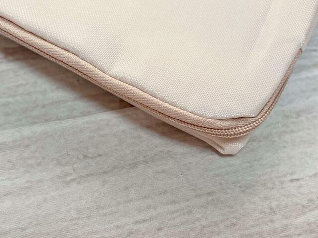 ファスナーはピンクベージュ。バイカラーデザインがキュート♪