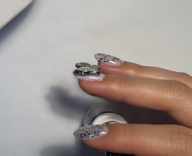 【セリア ネイルパーツ ジュエリーミックス エレガントバタフライ】大きなパーツも簡単に付けることができました