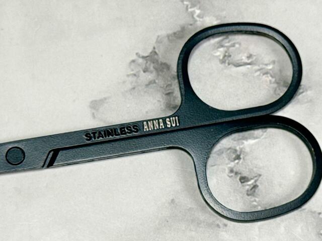 さりげなく刻印された「ANNA SUI」のロゴに注目！