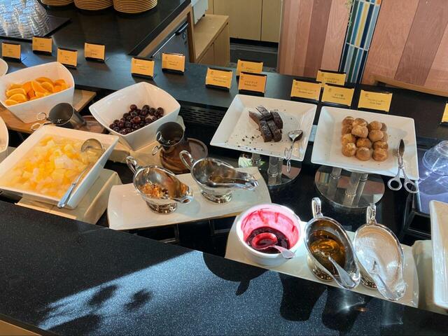 【カフェトスカ モーニングブッフェ】スイーツも種類いろいろ！ヨーグルトやケーキ…どれを食べるか迷ってしまう♪