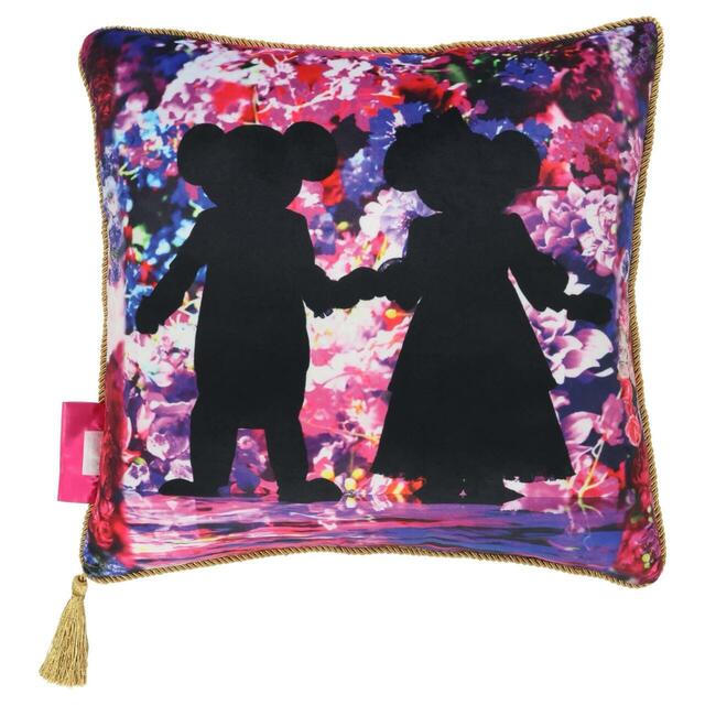 クッション 4,000円|東京ディズニーリゾート・フォトグラフィープロジェクト「イマジニング・ザ・マジック」グッズ|販売店舗:東京ディズニーランド「ギャグファクトリー/ファイブ・アンド・ダイム」、東京ディズニーシー「エンポーリオ」|発売日:2026年3月6日(金)