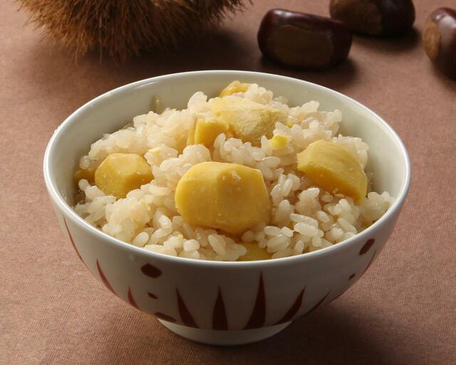 「栗ご飯」＜期間：2025年9月26日〜＞【【大かまど飯 寅福】炊き立ての新米がお替りし放題！「松茸ご飯」「栗ご飯」「秋刀魚の塩焼き定食」が期間限定で登場！】