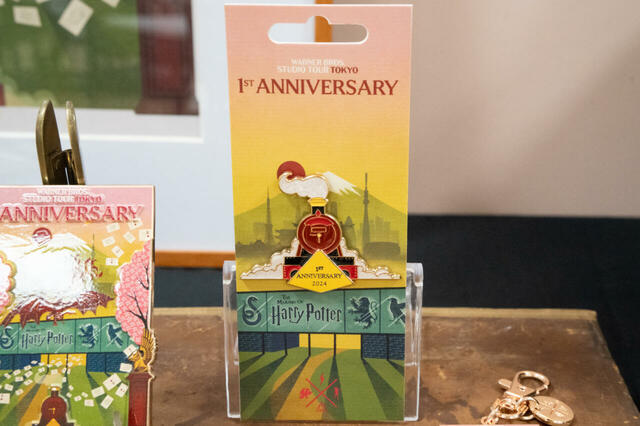 ピンバッジ 1,100円｜ミナリマ 1周年アニバーサリー 限定アート｜ワーナー ブラザース スタジオツアー東京 – メイキング・オブ・ハリー・ポッター
