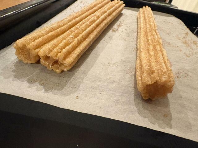 【コストコ TIO PEPE'S CHURROS】割ってみると、中が空洞になっているのが分かりました♪