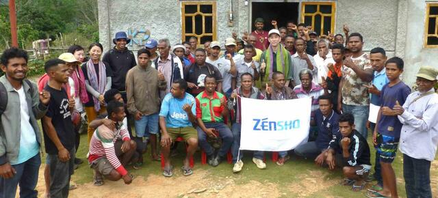 「〈ゼンショーのフェアトレード〉東ティモールの生産者たちとゼンショーのフェアトレード部員」【全国のすき家で利用できる“3,500円分クーポン”と“オリジナルグッズ”が詰まったすき家の福袋「SMILE BOX 2025」発売！】