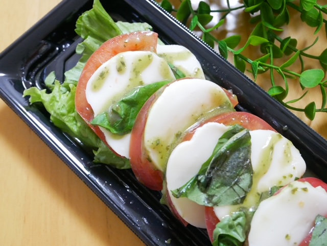 【バジルとトマトのカプレーゼ】添付のオリーブオイルをかけて召し上がれ！