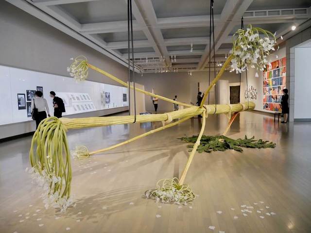 インゲラ・イルマン《ジャイアント・ホグウィード》2016年(2020年再制作)