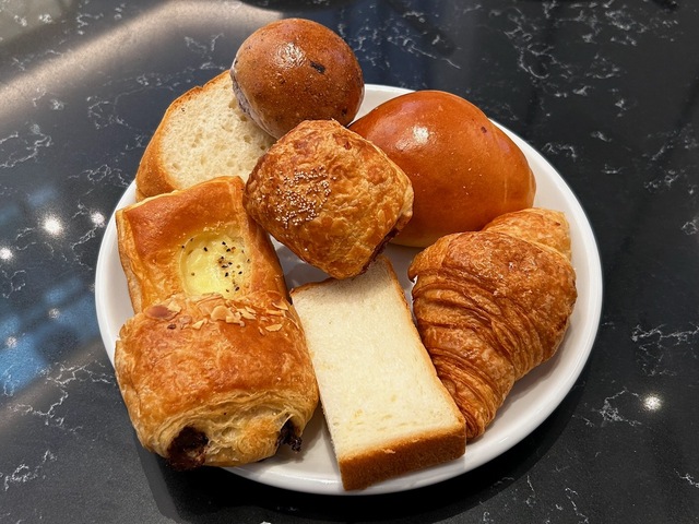 【レストラン ル ボヌール】一巡目で運んできたパン。手前中央が食パン。左上がバケット