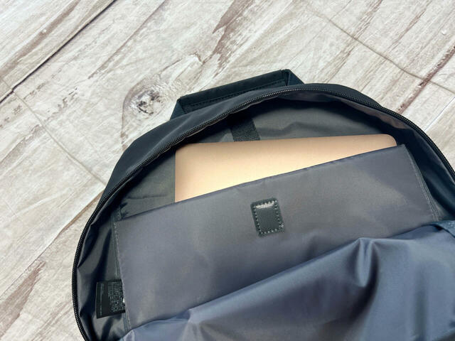 13インチのMacBook Airがラクラク収納できるPCスリーブ