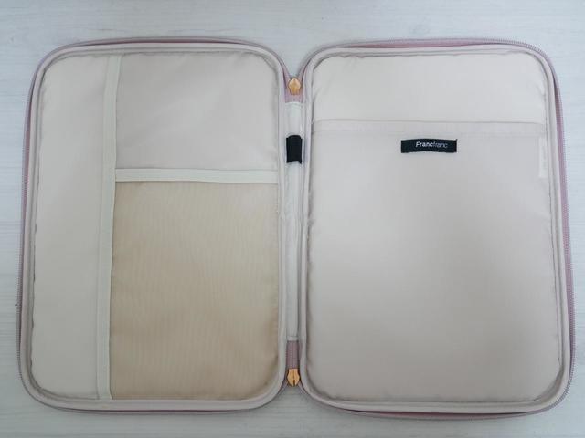 【Francfranc】キルティングタブレットケース/ジップを完全に開閉できるフラット仕様