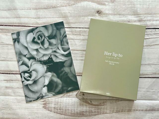 表紙をとってみると、ブックとボックスが登場！『Her lip to 5th Anniversary Book One Handle Bag ver.Her lip to』小嶋陽菜完全監修「ハーリップトゥ」One Handle Bag（ワンハンドルバッグ）価格：3,289円（税込）