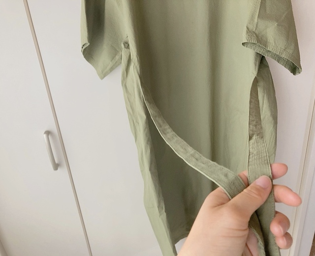 【ユニクロU 3wayシアサッカーワンピース（半袖）】ウエストをシェイプできるベルトが付いています